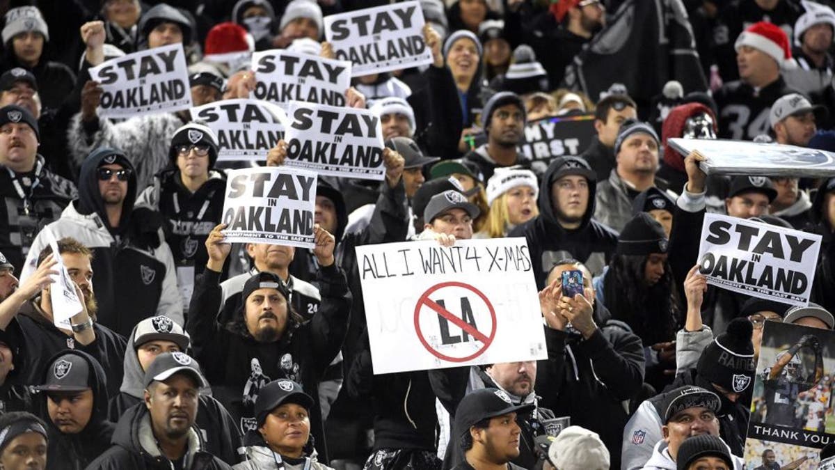 Oakland Raiders fan flips off referee on TV