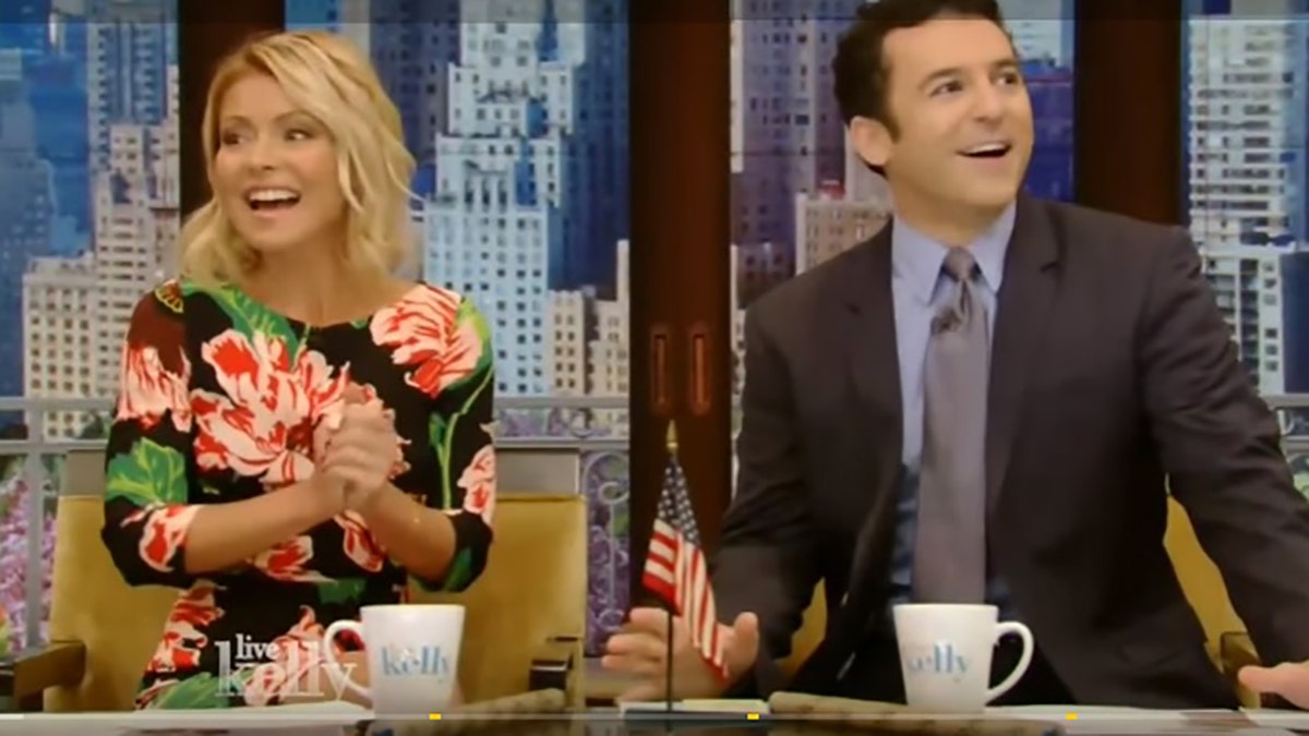 ET ONLY kelly ripa fred savage