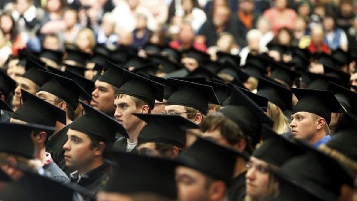 Anak laki-laki mengantarkan wisuda ke ibu mereka yang sakit