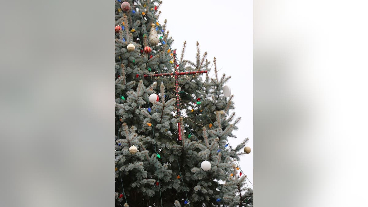 Cross restored to Christmas tree