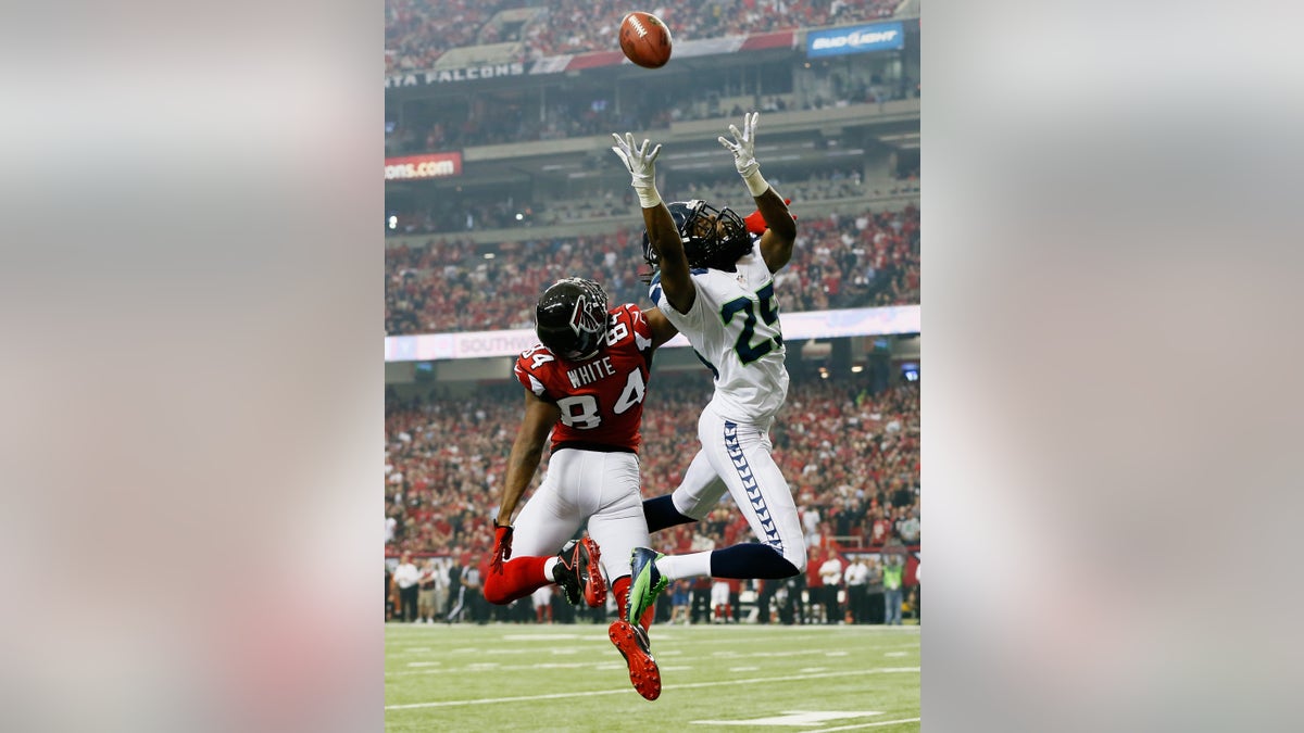 ATLANTA, GA - JANUARY 13: Richard Sherman #25 of the Seattle Seahawks breaks up a pass intended for Roddy White #84 of the Atlanta Falcons during the NFC Divisional Playoff Game at Georgia Dome on January 13, 2013 in Atlanta, Georgia. (Photo by Kevin C. Cox/Getty Images)