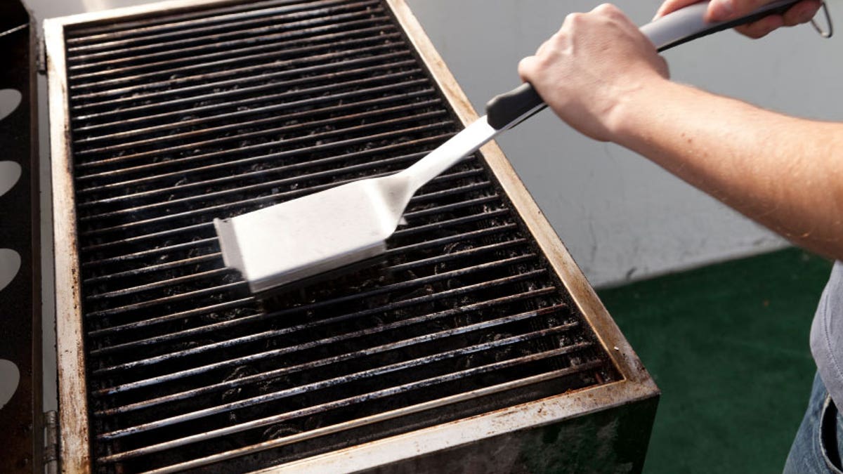 18607dc9-Cleaning the Grill