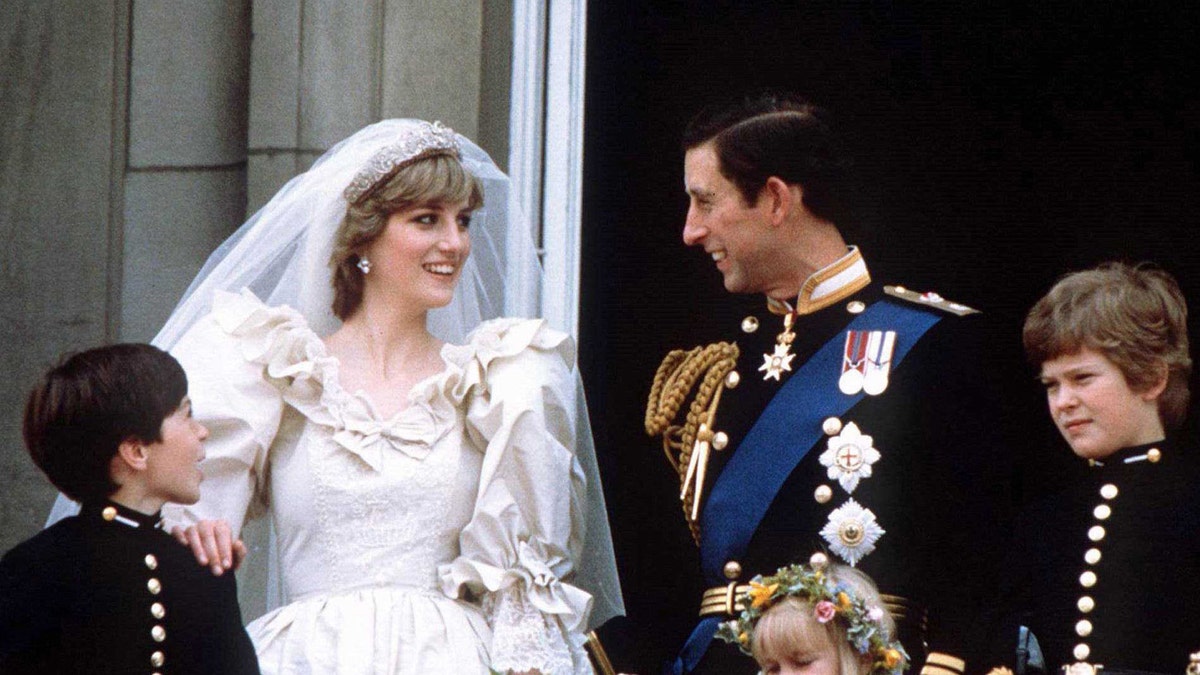 Prince Charles and Princess Diana stand on the balcony of Buckingham Palace in London, following their wedding at St. Pauls Cathedral, June 29, 1981.  REUTERS/Stringer - GM1DWEQSGEAA