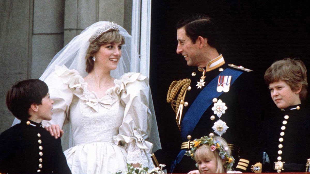 Prince Charles and Princess Diana stand on the balcony of Buckingham Palace in London, following their wedding at St. Pauls Cathedral, June 29, 1981.  REUTERS/Stringer - GM1DWEQSGEAA