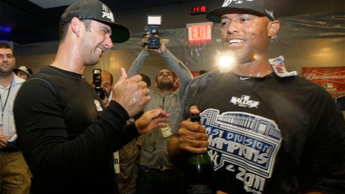 Robinson Cano, Jorge Posada membantu Yankees meraih tempat playoff dan kemudian AL East Crown