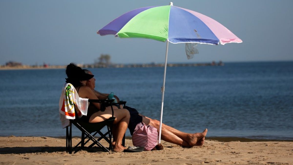 Tabir surya lebih baik daripada payung di pantai