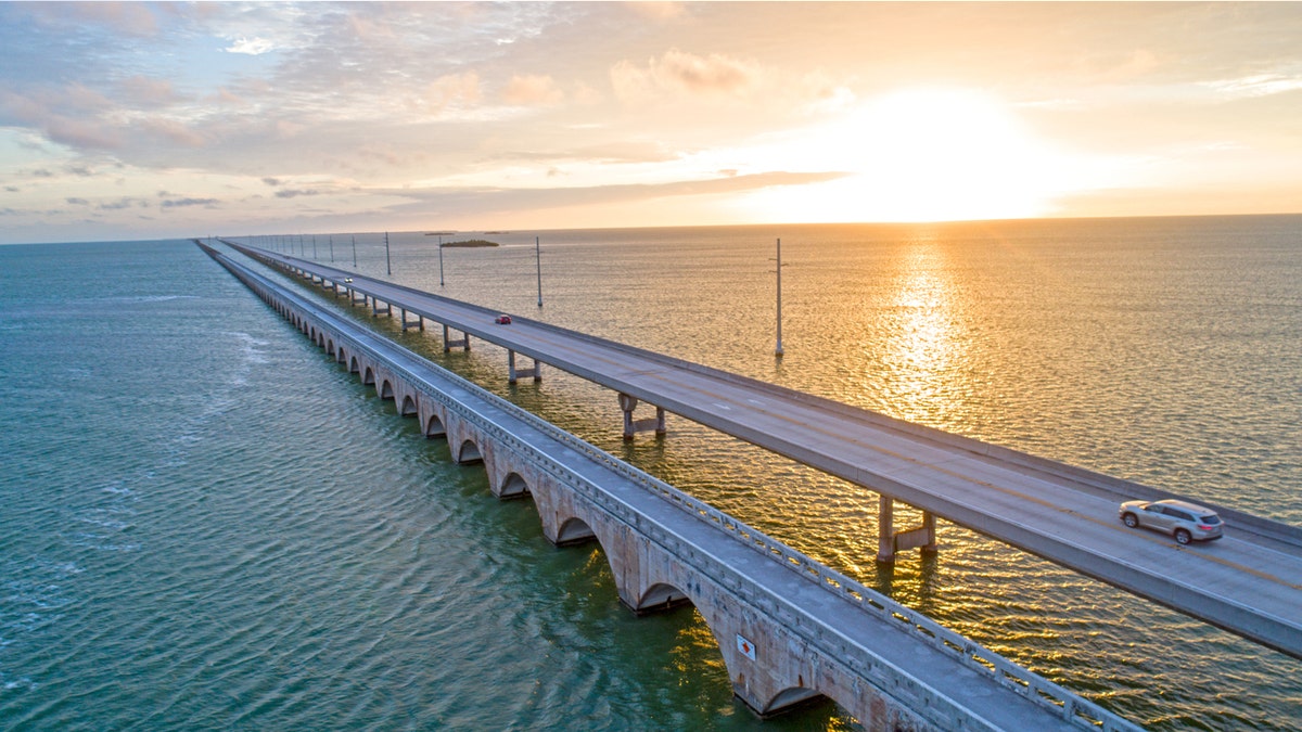 2028638b-Florida Keys Highway istock