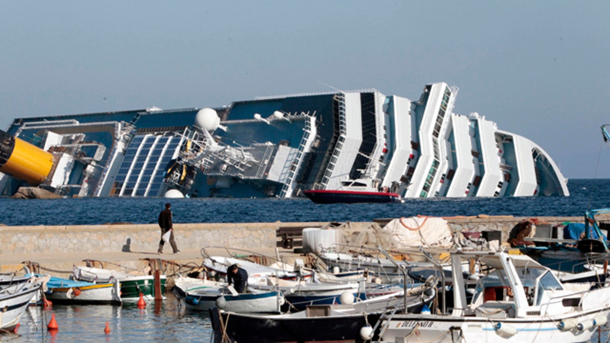 220e3301-APTOPIX Italy Cruise Aground