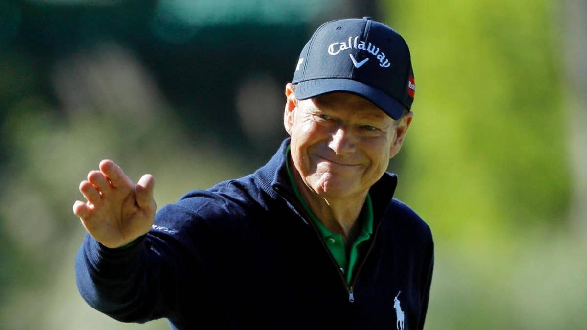 Tom Watson acknowledges the gallery after a birdie on the third hole during the first round of the Masters golf tournament Thursday, April 7, 2016, in Augusta, Ga. (AP Photo/Jae C. Hong)