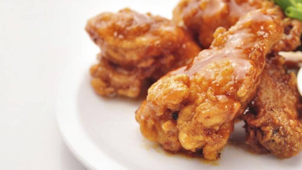 Video 2 chicken wing recipes for Super Bowl teams - ABC News