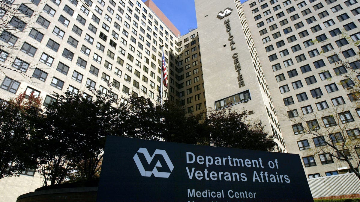 The exterior of the Veterans Affairs Hospital is seen November 10, 2003 in New York City. (Photo: Spencer Platt/Getty Images)