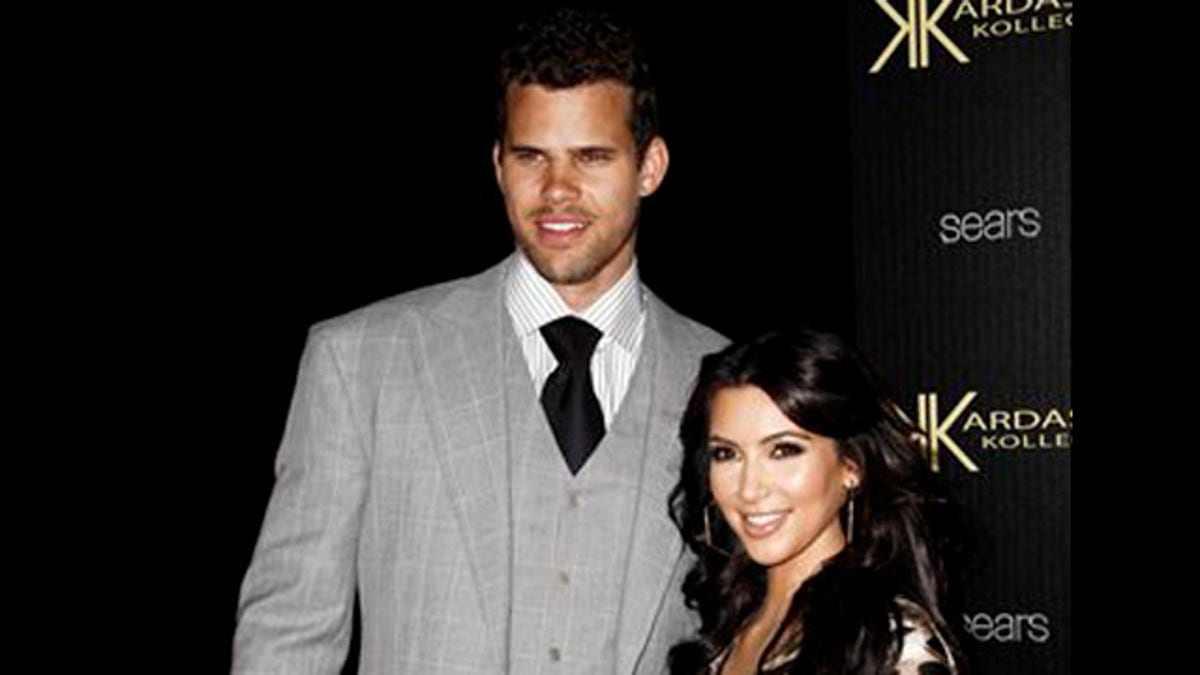 En esta fotografÃ­a de archivo del 17 de agosto de 2011, la estrella de programas de realidad simulada Kim Kardashian, derecha, y su novio en este entonces, el basquetbolista Kris Humphries, llegan a una fiesta por el lanzamiento de la Kardashian Kollection en Los Angeles. Ambos se casaron el 20 de agosto. Kardashian solicitÃ³ el divorcio el 31 de octubre del mismo aÃ±o. (Foto AP/Matt Sayles, archivo)
