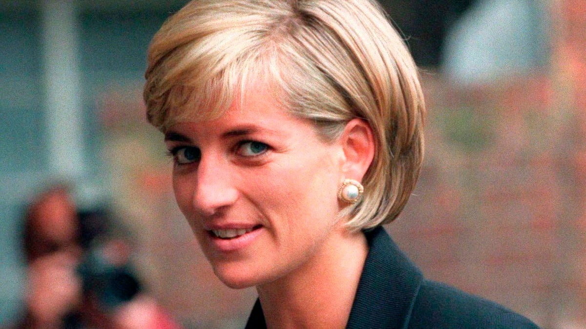 Princess Diana arrives at the Royal Geographical Society in London for a speech on the dangers of landmines throughout the world June 12, 1997. REUTERS/Ian Waldie (UNITED KINGDOM - Tags: ROYALS) - RTX12QIJ