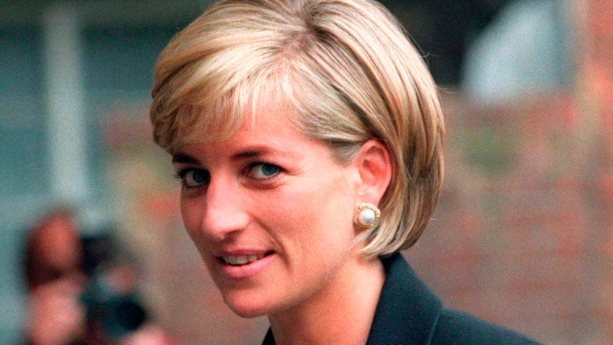 Princess Diana arrives at the Royal Geographical Society in London for a speech on the dangers of landmines throughout the world June 12, 1997. REUTERS/Ian Waldie (UNITED KINGDOM - Tags: ROYALS) - RTX12QIJ