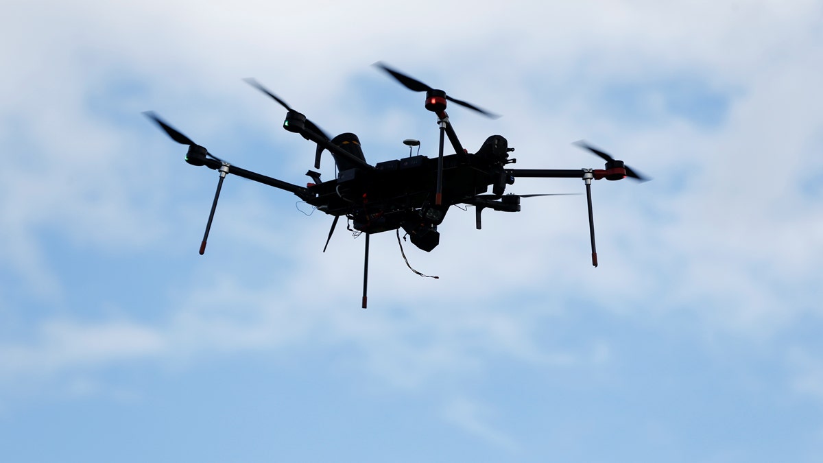 Un dron aéreo autónomo Airspace Systems Interceptor vuela durante una demostración del producto en Castro Valley, California, el 6 de marzo de 2017. Fotografía tomada el 6 de marzo de 2017. REUTERS/Stephen Lam - RC1A7FAE5DA0