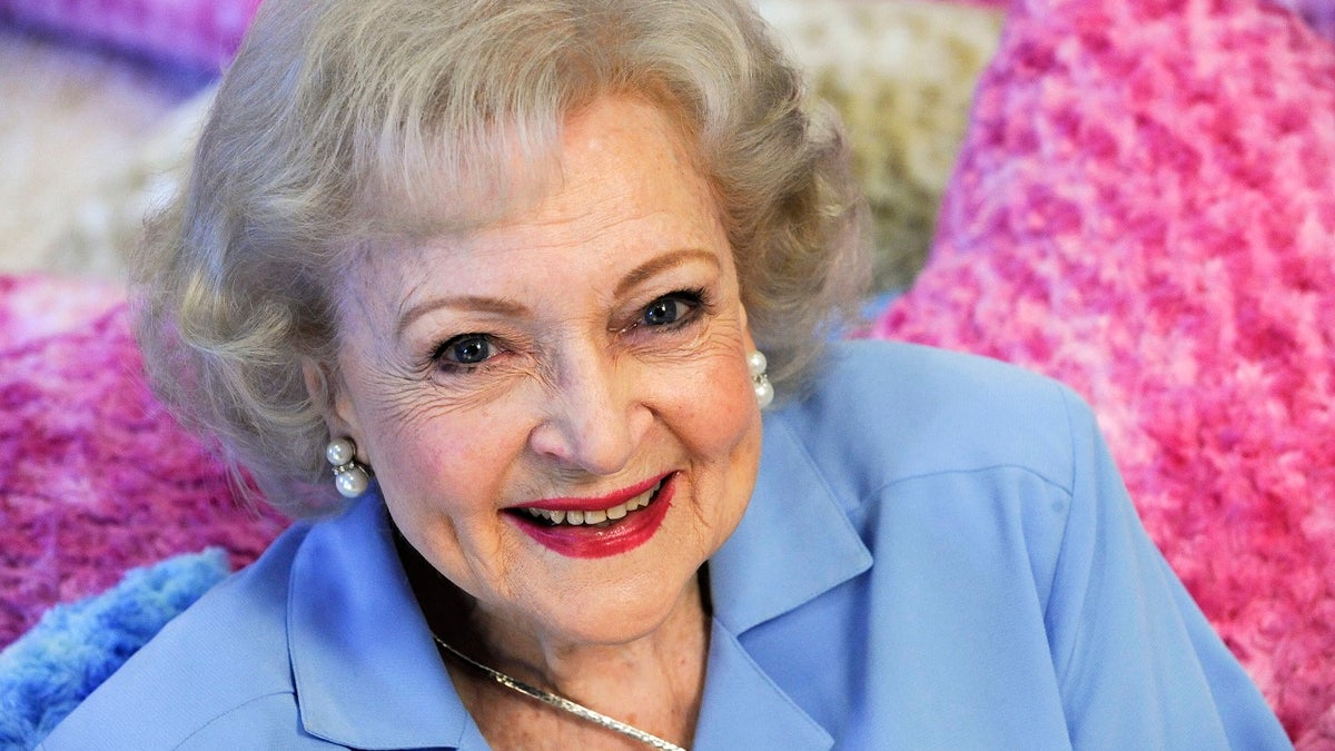 Actress Betty White poses for a photograph in Los Angeles, California May 26, 2010. REUTERS/Gus Ruelas (UNITED STATES - Tags: ENTERTAINMENT PROFILE) - GM1E65R0XR901