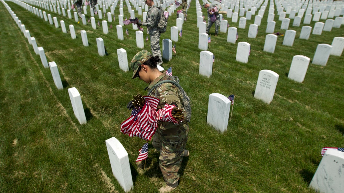 30884b88-APTOPIX Arlington Cemetery Memorial Day Flags