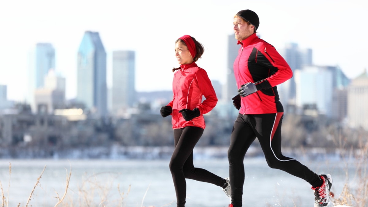 33091c4c-Runners running in winter city