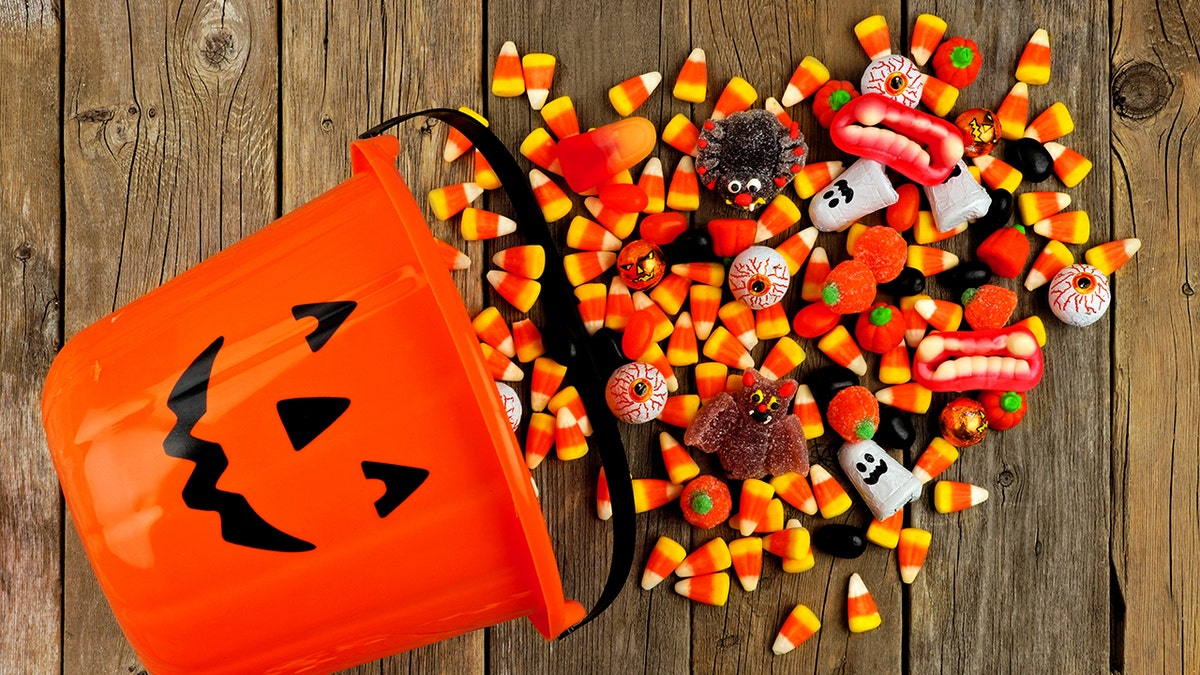 364d52ec-halloween candy istock