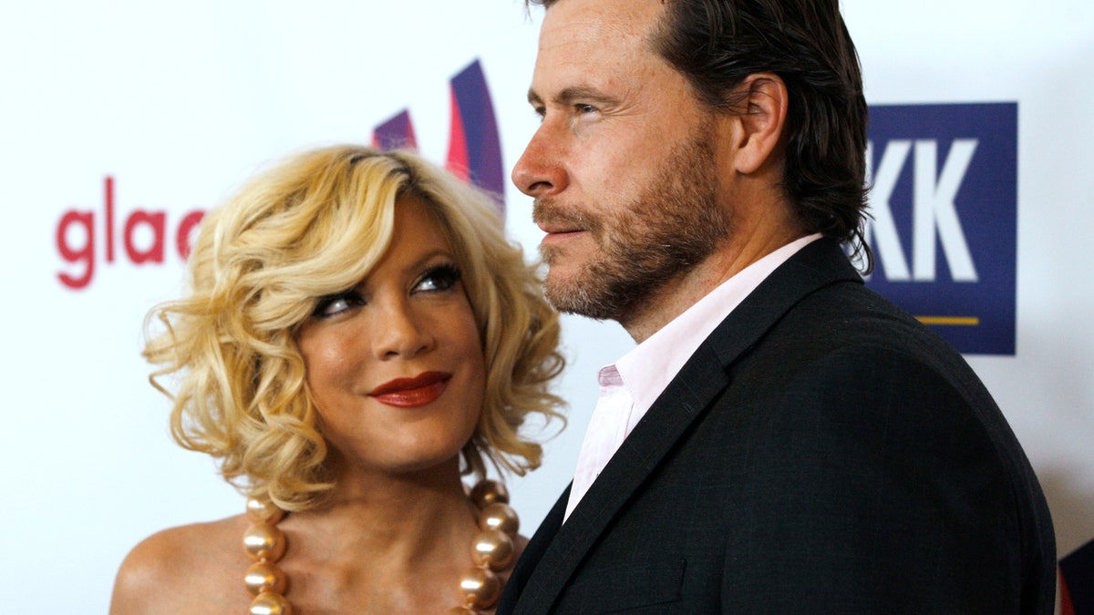 Tori Spelling and husband Dean McDermott arrive at the 22nd annual Gay and Lesbian Alliance Against Defamation (GLAAD) Media Awards in Los Angeles, California April 10, 2011.   REUTERS/Fred Prouser  (UNITED STATES - Tags: ENTERTAINMENT) - RTR2L398