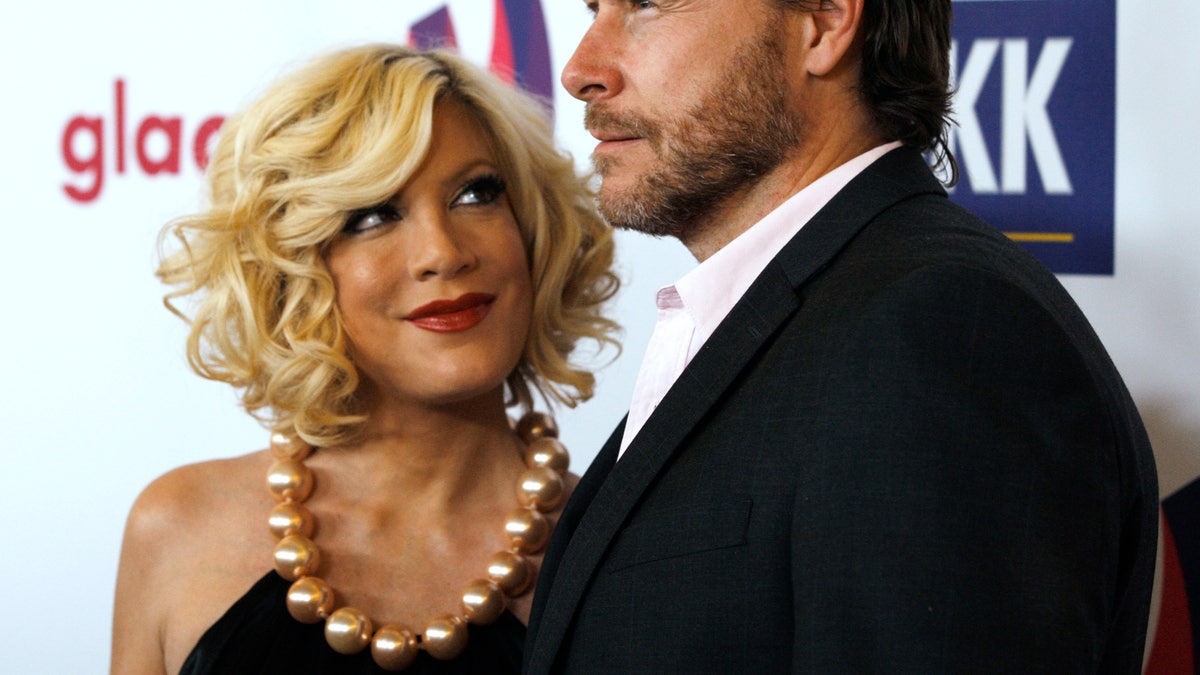 Tori Spelling and husband Dean McDermott arrive at the 22nd annual Gay and Lesbian Alliance Against Defamation (GLAAD) Media Awards in Los Angeles, California April 10, 2011.   REUTERS/Fred Prouser  (UNITED STATES - Tags: ENTERTAINMENT) - RTR2L398