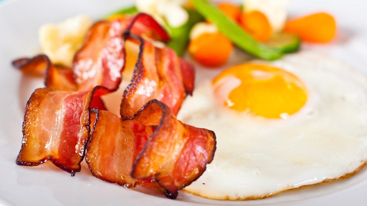 3b9b23bb-Fried egg with bacon