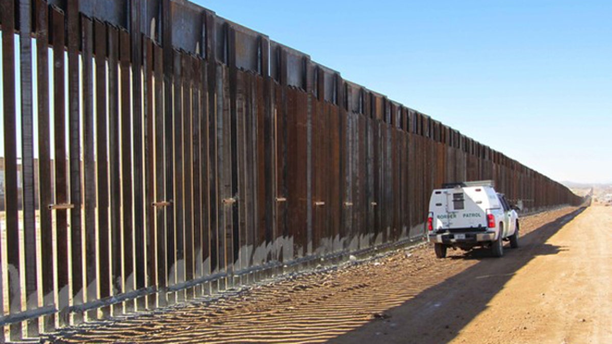 42ec724e-US-USA-MEXICO-FENCE