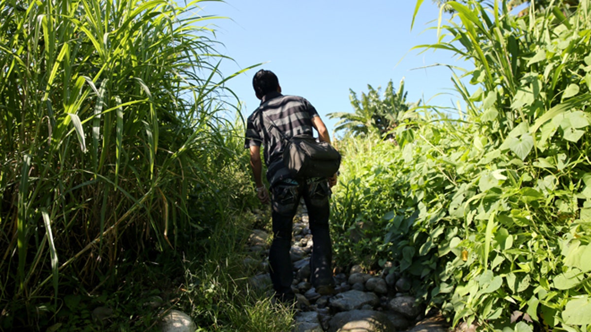 175269417JM009_Migrants_Nav