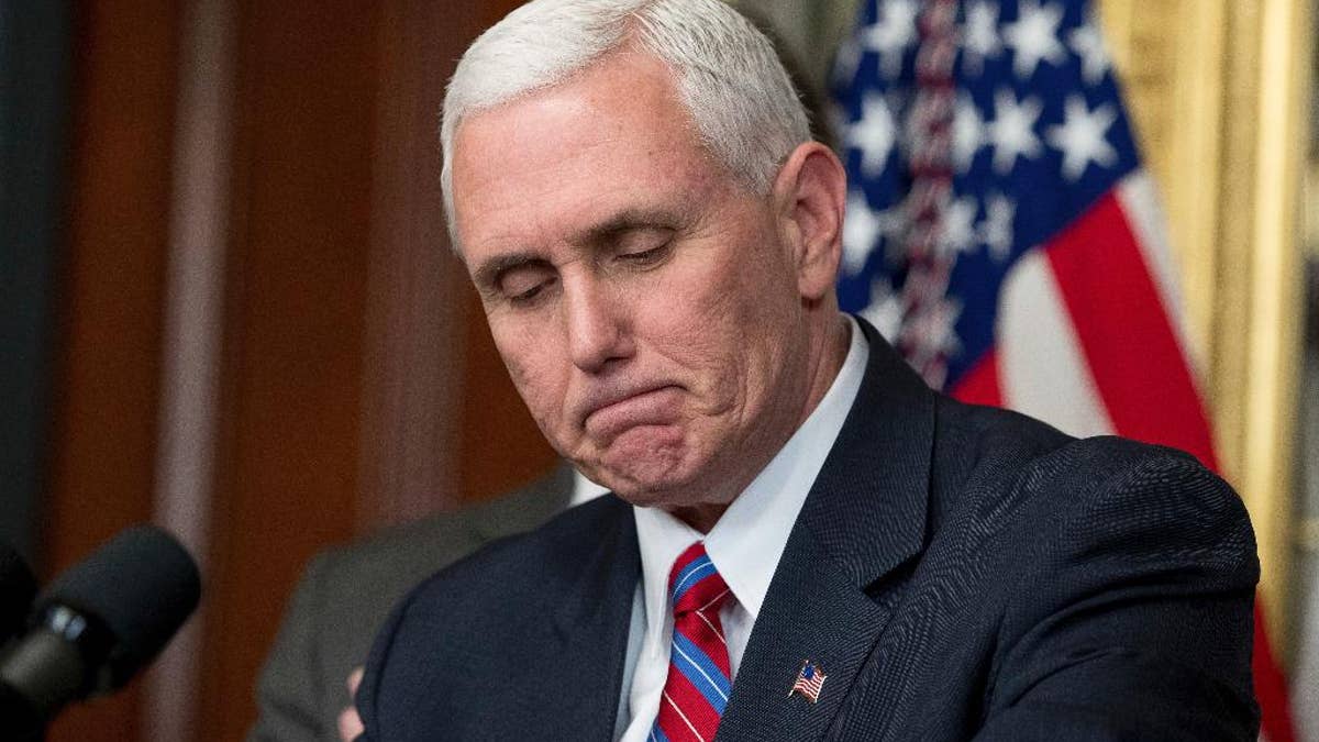 Pence menggunakan akun email pribadi untuk menjalankan bisnis pemerintah