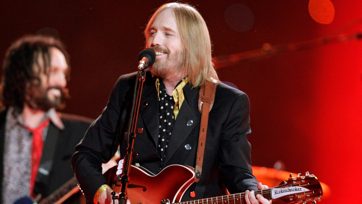 Singer Tom Petty and the Heartbreakers perform during the half time show of the NFL's Super Bowl XLII football game between the New England Patriots and the New York Giants in Glendale, Arizona, February 3, 2008.     REUTERS/Jeff Haynes (UNITED STATES) - RTR1WN7B