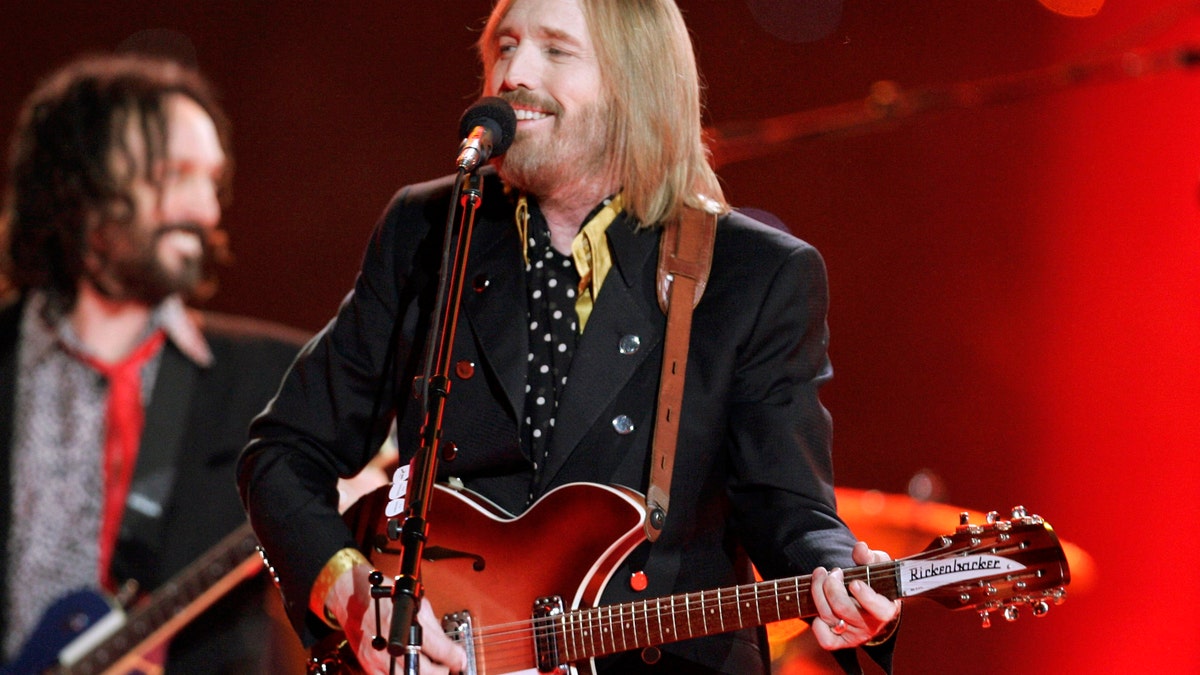 Singer Tom Petty and the Heartbreakers perform during the half time show of the NFL's Super Bowl XLII football game between the New England Patriots and the New York Giants in Glendale, Arizona, February 3, 2008.     REUTERS/Jeff Haynes (UNITED STATES) - RTR1WN7B