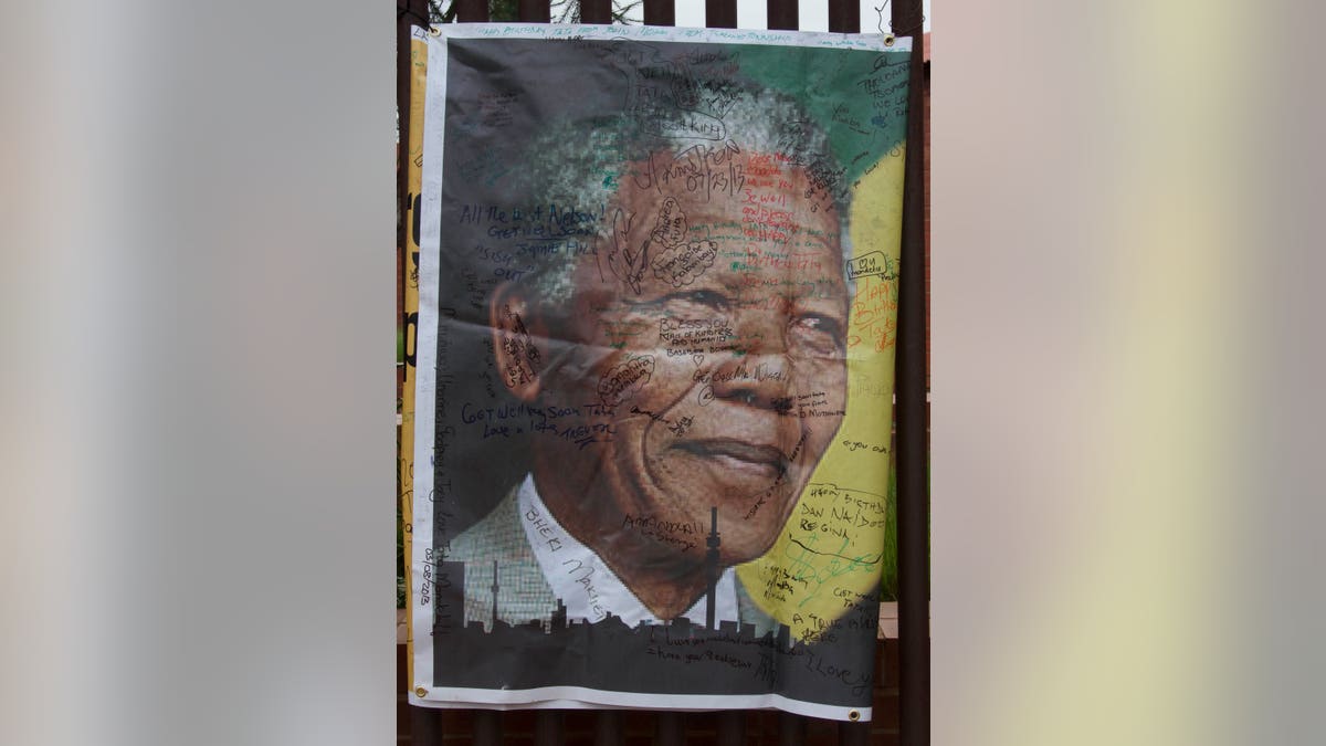 c864851b-South Africa Mandela Mourning