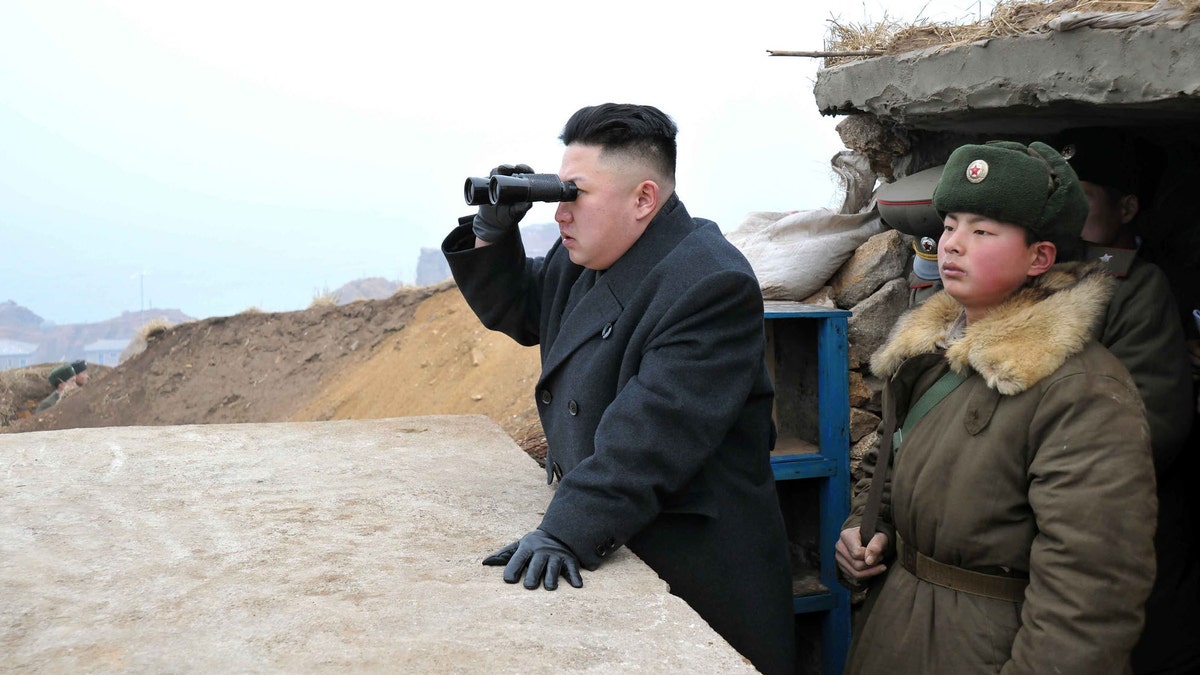 El líder de Corea del Norte, Kim Jong Un, centro, en una foto del 7 de marzo del 2013 difundida por la Agencia Central de Corea del Norte (KCNA) usa binoculares desde un puesto de observación de la unidad militar del islote Jangjae, situado en el extremo sur del suroeste de Corea del Norte, frontera con Corea del Sur. El secretario de Defensa Chuck Hagel anunció el viernes 15 de marzo del 2013  que agregará 14 interceptores de cohetes a su sistema defensivo misilero de Alaska por un monto de 1.000 millones de dólares, en respuesta a lo que denominó un avance más acelerado de lo previsto del programa de armas y ojivas nucleares de Corea del Norte.(Foto AP/KCNA via KNS)