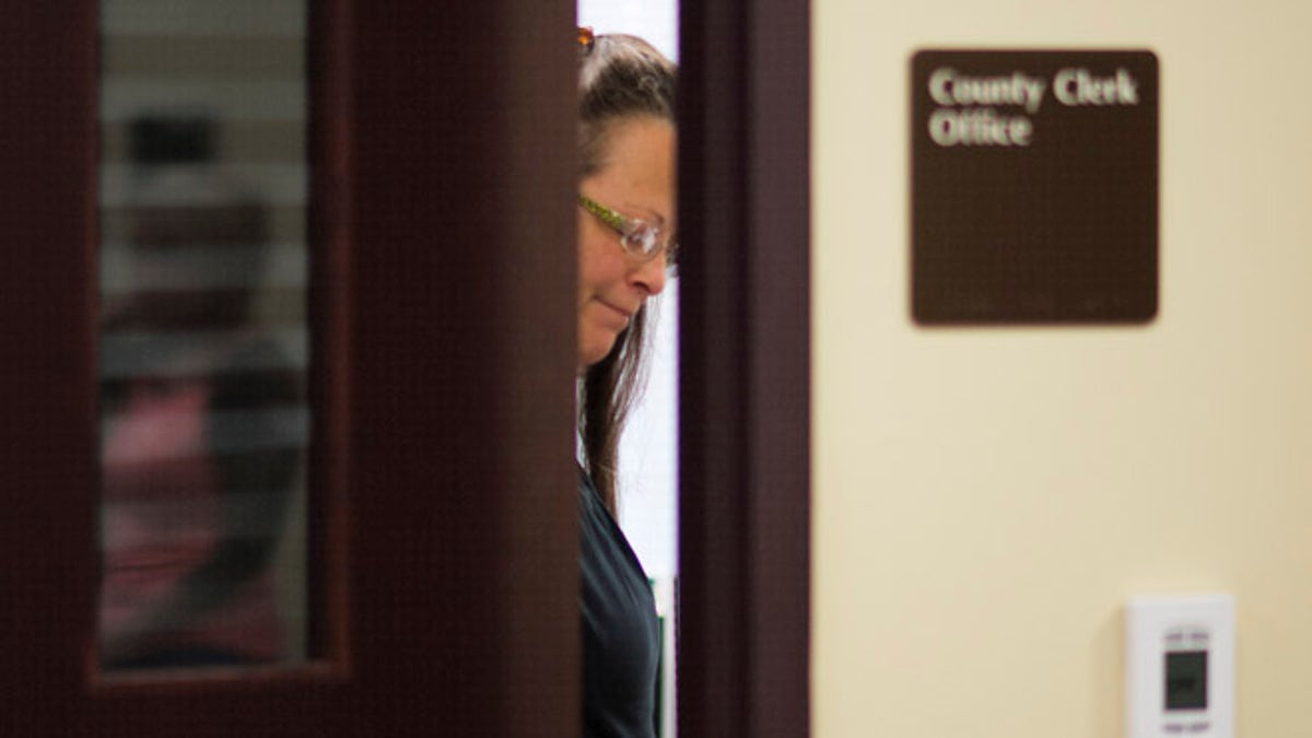 Kandidat presiden mempertimbangkan hukuman penjara pegawai Kentucky Kim Davis