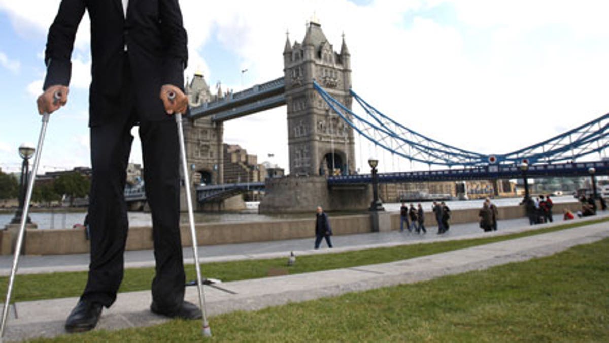 World's Tallest Man Meets One of World's Smallest Men | Fox News