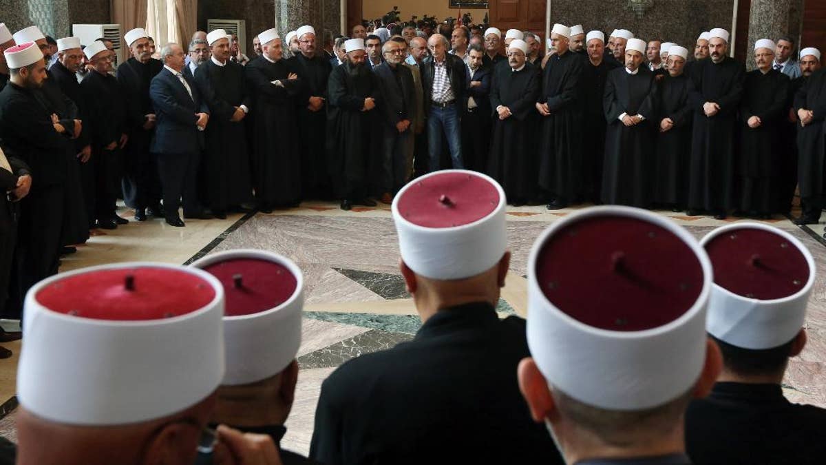 Walid Jumblatt, the political leader of the Druze minority sect of Lebanon, Center, is held with clerics shortly after a meeting of the religious direction of the Druze community in Beirut, Lebanon, Friday June 12, 2015. The political leader of Lebanon of the Druze declared that the attack of this week in the Syria of the North West. (AP photo / bilal Hussein)