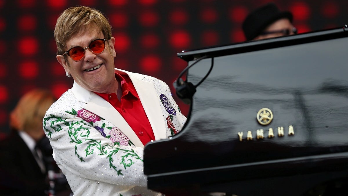 Musician Elton John performs at a concert in Twickenham in London, Britain June 3, 2017. REUTERS/Neil Hall - RC1AF4B7A7E0