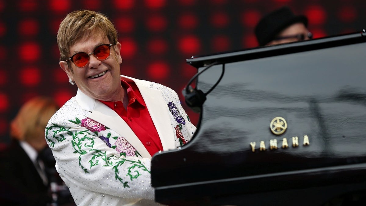 Musician Elton John performs at a concert in Twickenham in London, Britain June 3, 2017. REUTERS/Neil Hall - RC1AF4B7A7E0