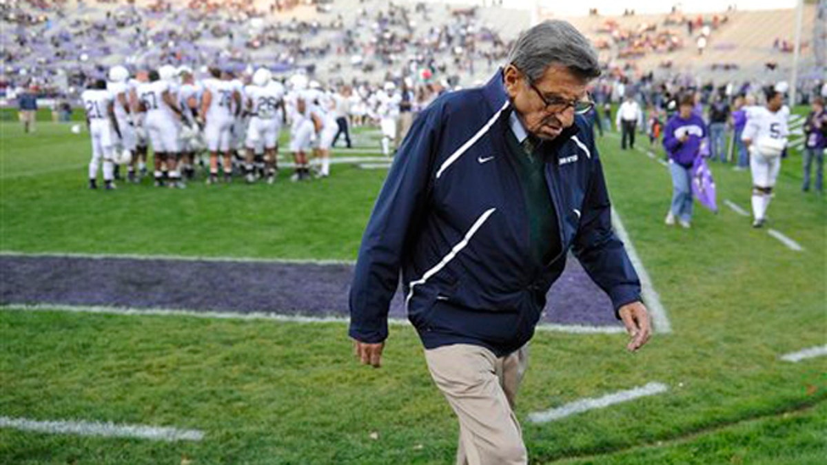 NCAA mengembalikan 112 kemenangan ke Penn State, menempatkan Joe Paterno kembali ke buku rekor