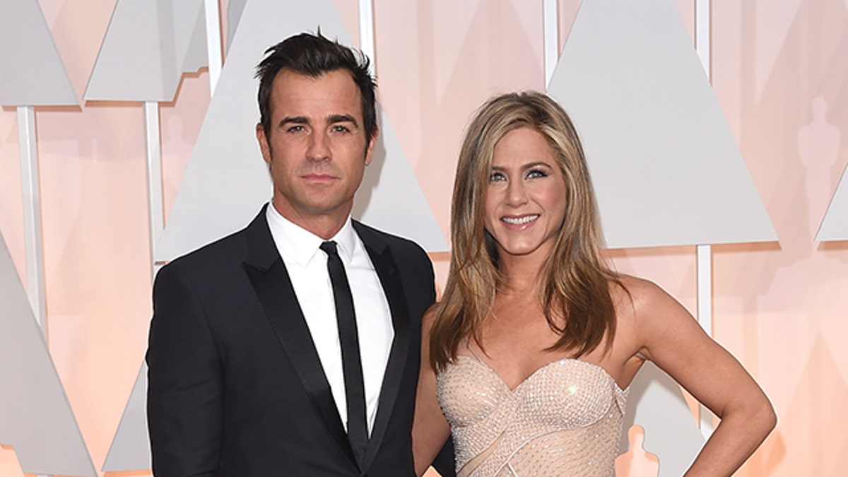 HOLLYWOOD, CA - FEBRUARY 22: Actors Justin Theroux (L) and Jennifer Aniston attend the 87th Annual Academy Awards at Hollywood & Highland Center on February 22, 2015 in Hollywood, California. (Photo by Jason Merritt/Getty Images)