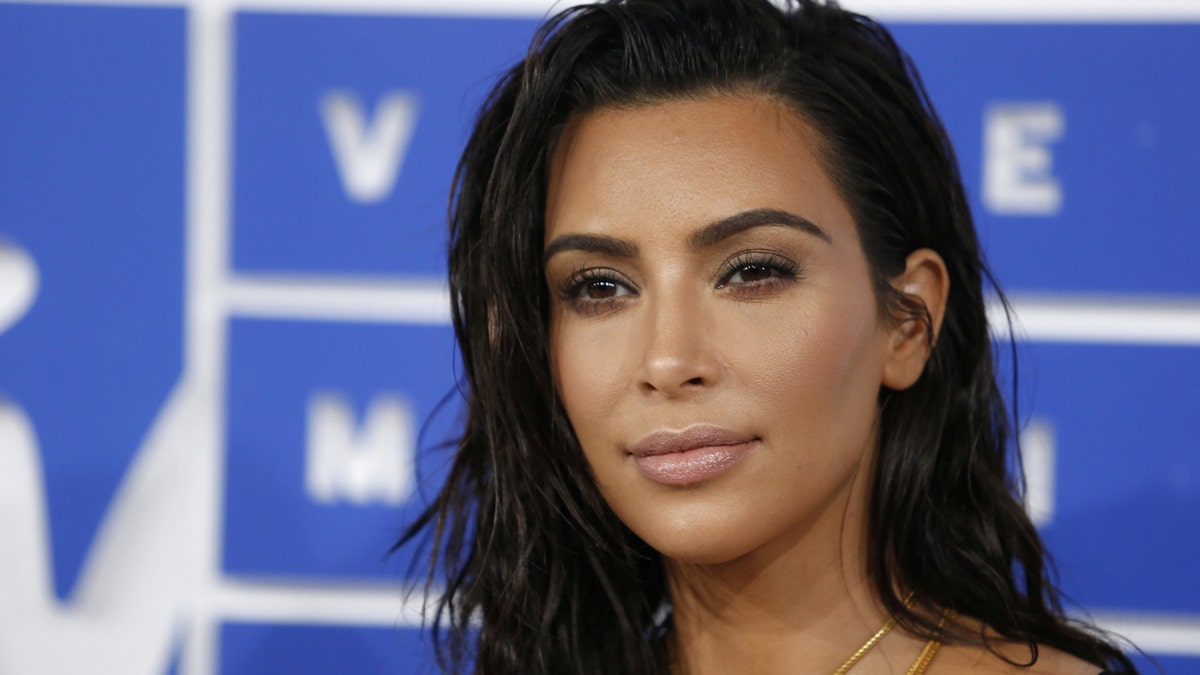 FILE PHOTO: Kim Kardashian arrives at the 2016 MTV Video Music Awards in New York, U.S., August 28, 2016. REUTERS/Eduardo Munoz/File photo - S1AEUIXXZMAB