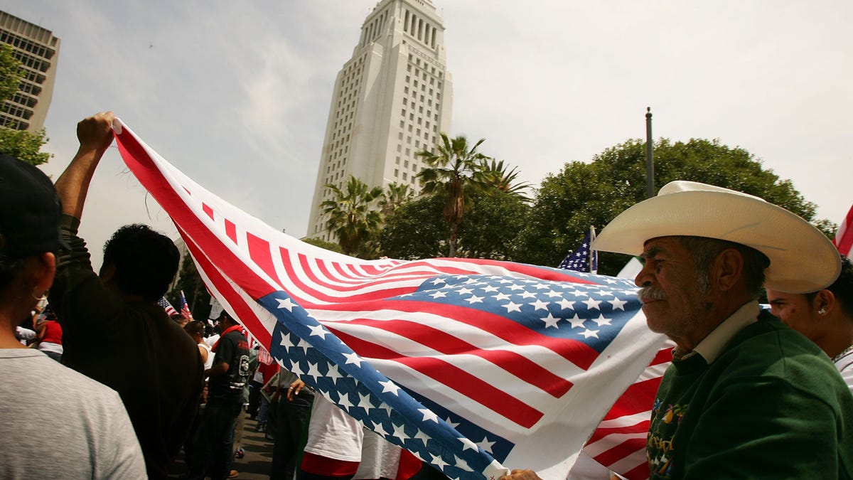 74029081DM025_Immigrants_Ho