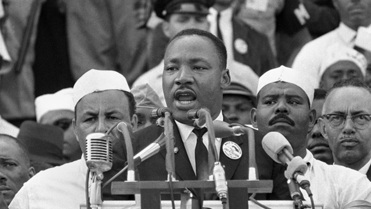 ARCHIVO- En esta fotografía de archivo en blanco y negro del 28 de agosto de 1963, el Dr. Martin Luther King Jr., jefe de la Conferencia de Liderazgo Cristiano del Sur, se dirige a los manifestantes durante su 