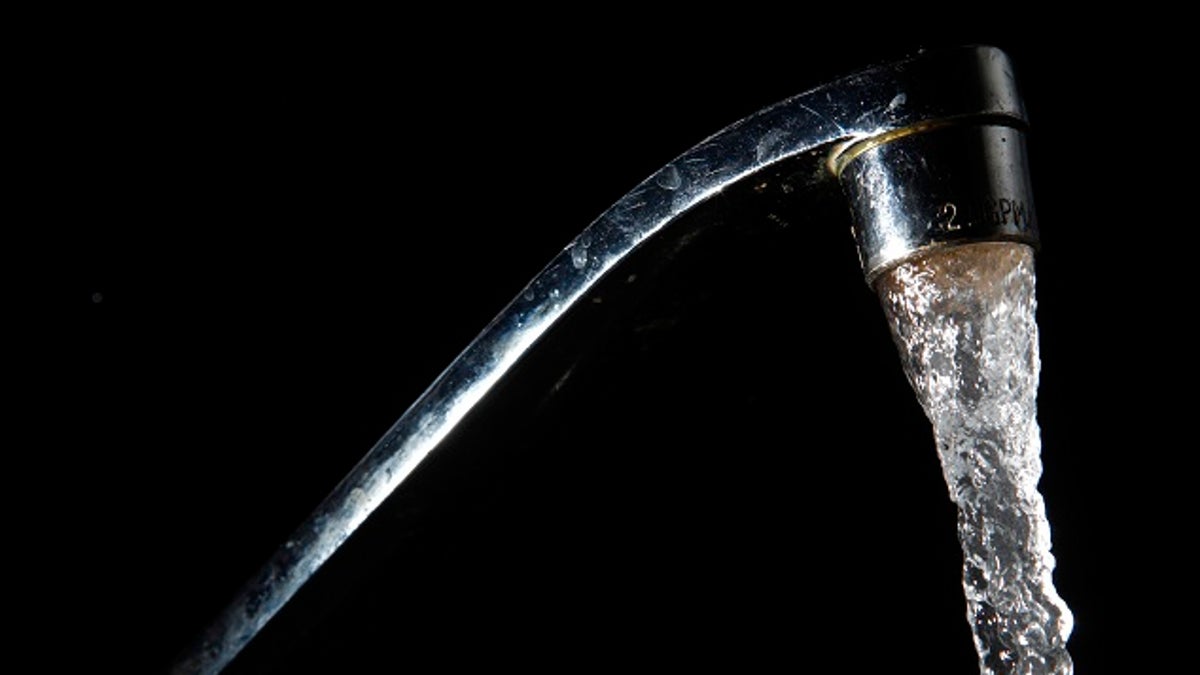 Tap water flows out of a faucet in New York June 14, 2009. As environmental worries cut into sales from traditionally lucrative bottled water, beverage companies such as Coca-Cola, PepsiCo, Nestle and SABMiller are becoming more attuned to the risks of negative consumer environmental perceptions. Water is becoming scarcer, raising a fear that so-far manageable price increases could spike and leading drink companies to take action to maintain access to water and fight their image as water hogs. Picture taken June 14, 2009. To match feature WATER-BEVERAGES/ REUTERS/Eric Thayer (UNITED STATES ENVIRONMENT BUSINESS) - GM1E56G13TU01