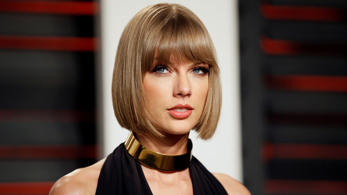 Singer Taylor Swift arrives at the Vanity Fair Oscar Party in Beverly Hills, California February 28, 2016. REUTERS/Danny Moloshok/File Photo - TM3EC8T15M501