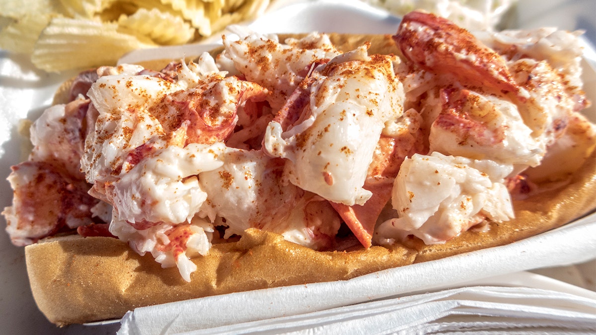 7a4bdb7d-lobster roll istock