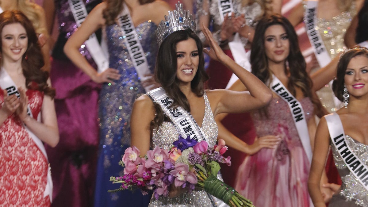 MIAMI, FL - JANUARY 25:  Miss Colombia Paulina Vega is crowned Miss Universe 2015 onstage during The 63rd Annual Miss Universe Pageant at Florida International University on January 25, 2015 in Miami, Florida.  (Photo by Alexander Tamargo/Getty Images)