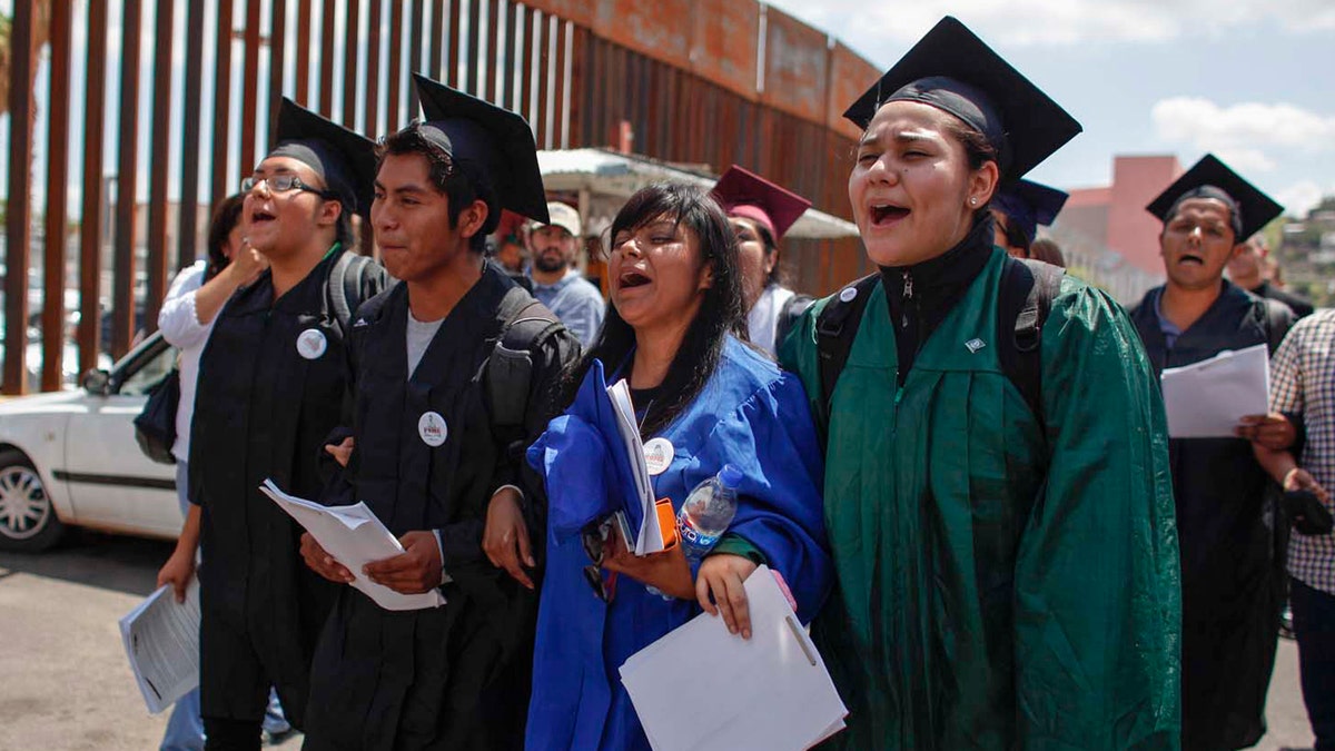 7e412f07-Mexico US Immigrant Youth