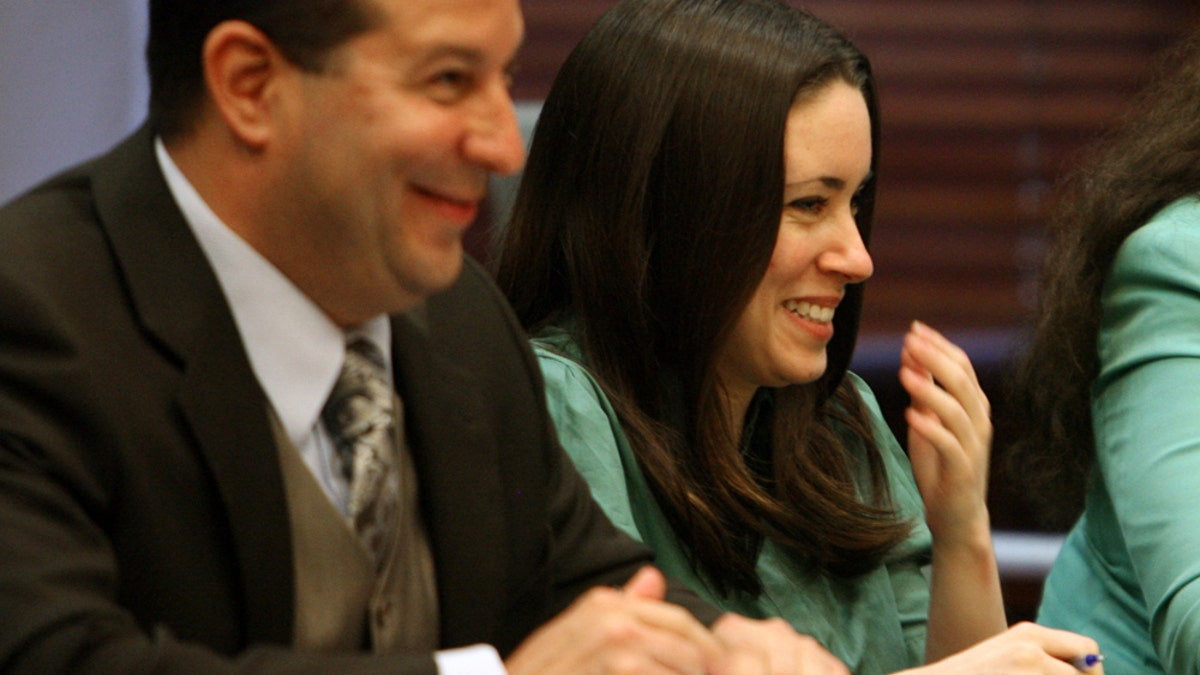  Casey Anthony looks at prosecutor Linda Drane Burdick