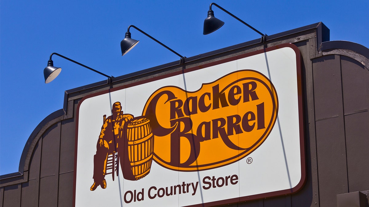 93c19c52-cracker barrel